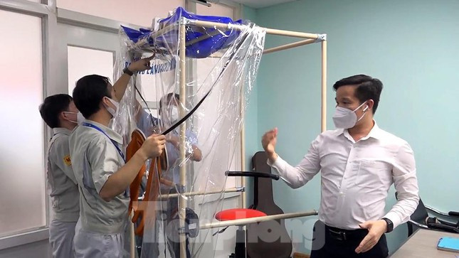 Vừa qua, Viện Trang thiết bị và Công trình Y tế, Bộ Y tế, phối hợp với Công ty Meko của Nhật Bản và Đại học Bách Khoa Hà Nội nghiên cứu, chế tạo thành công buồng xét nghiệm di động lấy mẫu COVID-19.