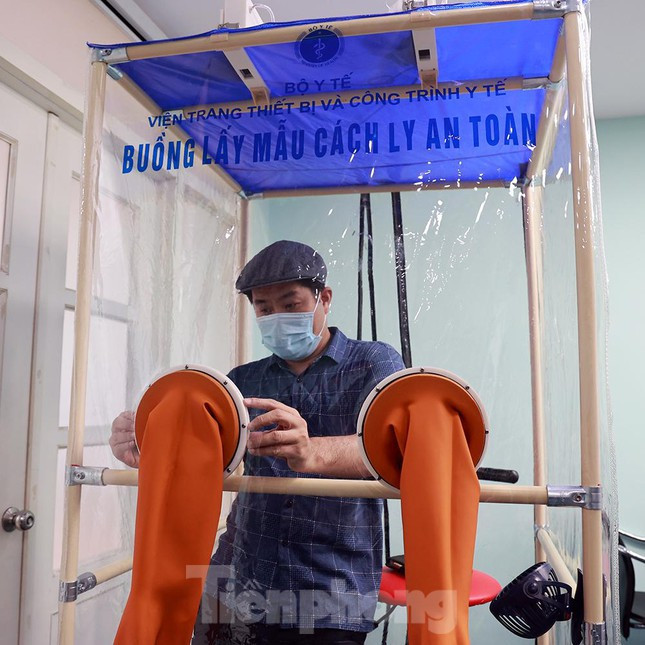 Khu vực nhân viên y tế lấy mẫu được lắp đặt đôi găng tay cao su kín, đảm bảo an toàn phòng dịch.
