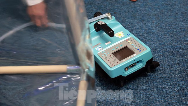 Blauberg này thay vì dùng lọc khí hepa khá khó thay và giá mua đắt, được sử dụng lọc khí bằng 1 chiếc khẩu trang N95 dễ thay, chi phí rẻ.