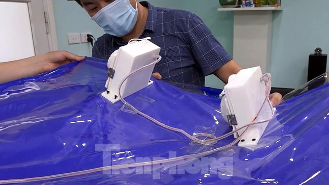 Điểm độc đáo khác của buồng xét nghiệm là hệ thống quạt cấp khí tươi Blauberg. Hai quạt lấy khí này có công suất 120 lít/phút, được đặt ngay trên đầu của người lấy mẫu, phả luồng khí xuống 2 vai sẽ tạo ra gió mát.