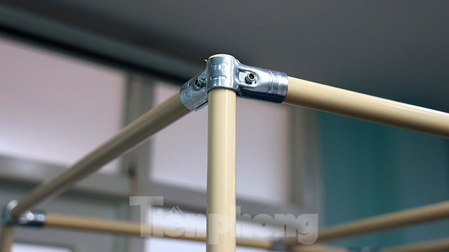 Buồng có diện tích rộng gần 1m2, cao khoảng 2,5m và nặng 20kg, cho một nhân viên y tế làm việc và lấy mẫu xét nghiệm cho người dân ở bên ngoài thông qua đôi găng tay gắn trên màng nhựa y tế.