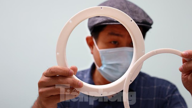 Vật liệu bằng những ống thép và nhựa nên trọng lượng cũng nhẹ, dễ dàng di chuyển và lắp đặt.