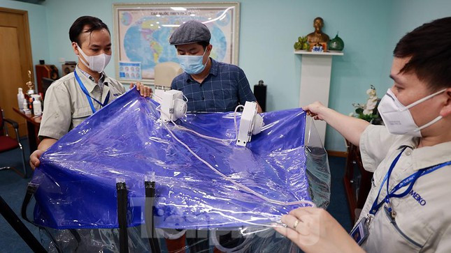 Ý tưởng thiết kế đơn giản này được đánh giá vô cùng hiệu quả, buồng có thể di động bất cứ vị trí nào, cho phép nhân viên y tế không cần mặc trang phục bảo hộ dày, bí bách và phải bỏ đi sau mỗi lần sử dụng, cũng như ít tốn các thiết bị bảo hộ khác.