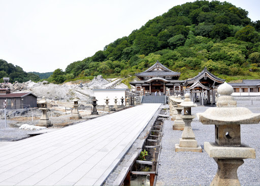 Theo các ghi chép, vào khoảng hơn 1.000 năm trước, một nhà sư đi tìm ngọn núi thiêng có cảnh sắc giống nơi Đức Phật từng ở. Khi ấy, nhà sư phát hiện ra núi Osore.