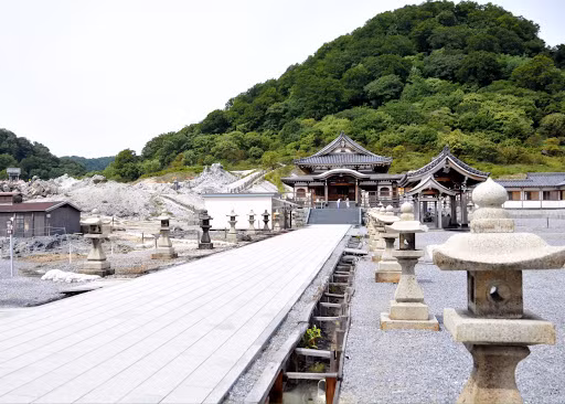 Theo các ghi chép, vào khoảng hơn 1.000 năm trước, một nhà sư đi tìm ngọn núi thiêng có cảnh sắc giống nơi Đức Phật từng ở. Khi ấy, nhà sư phát hiện ra núi Osore.