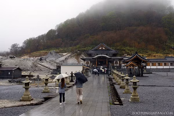Tên gọi Osorezan có nghĩa là "Ngọn núi của sự sợ hãi". Tên gọi này xuất phát một phần từ cảnh quan đặc biệt xung quanh ngọn núi thiêng này.