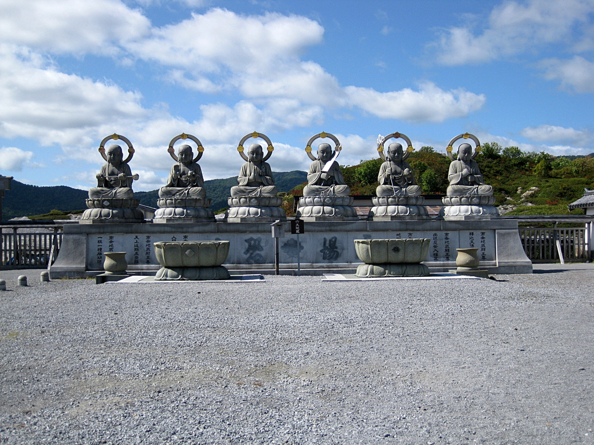 Những bậc cha mẹ có con cái chết khi còn nhỏ thì tới đây cầu nguyện và xây cầu bằng những viên sỏi để linh hồn của con được siêu thoát và thuận lợi đến thế giới bên kia.