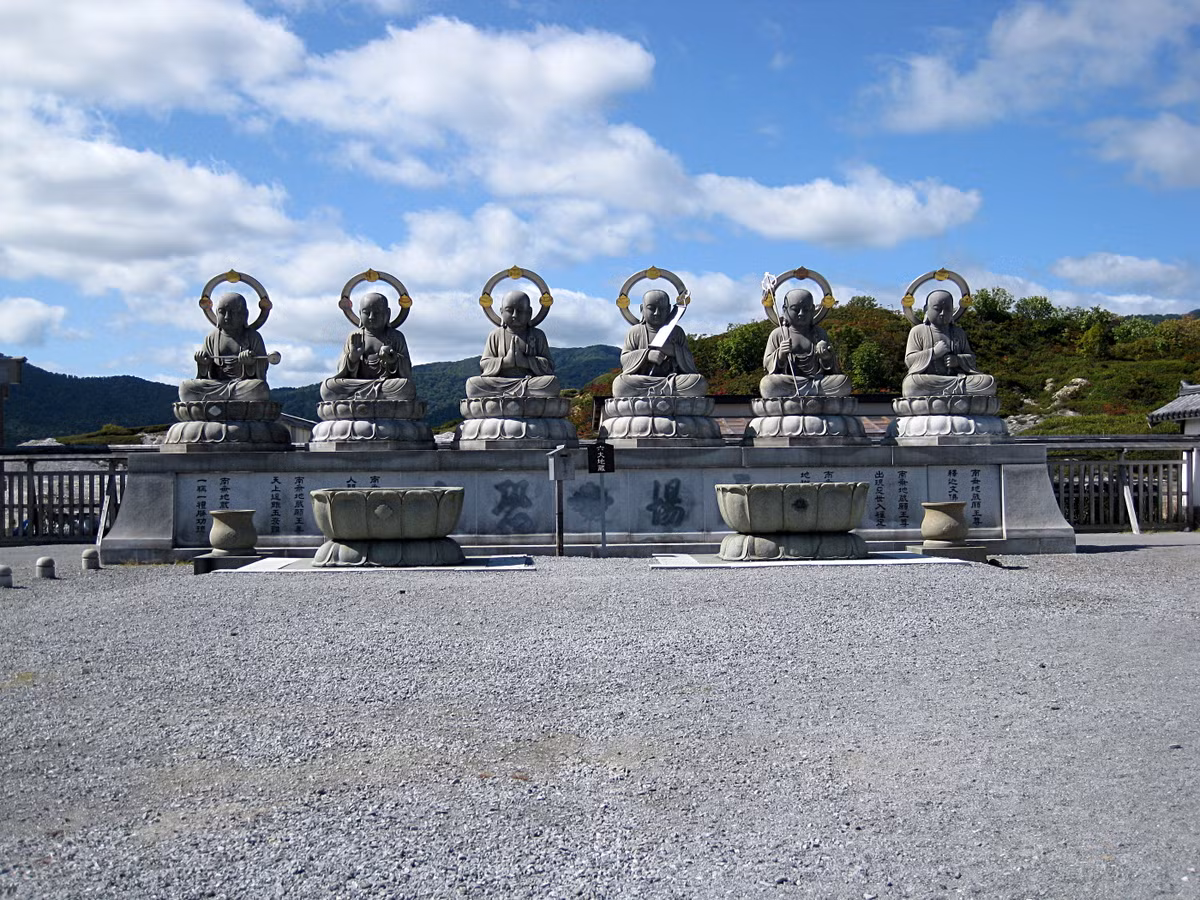 Những bậc cha mẹ có con cái chết khi còn nhỏ thì tới đây cầu nguyện và xây cầu bằng những viên sỏi để linh hồn của con được siêu thoát và thuận lợi đến thế giới bên kia.