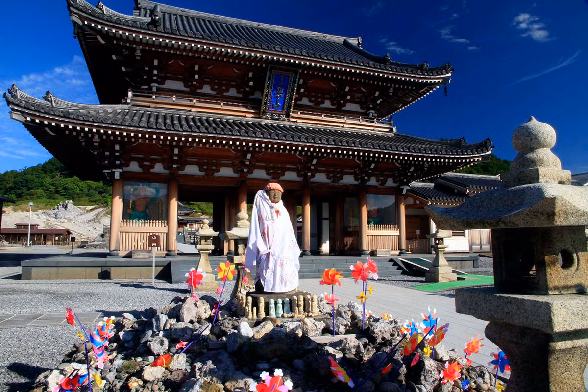 Khi đến gần núi Osore, mọi người sẽ ngửi thấy mùi lưu huỳnh nồng nặc. Mùi này đến từ hồ Usori. Theo quan niệm của người dân địa phương, sông truyền kiếp (con sông mà người chết sẽ phải đi qua để sang thế giới bên kia) là một con đường hẹp dẫn từ núi Osore tới hồ Usori.