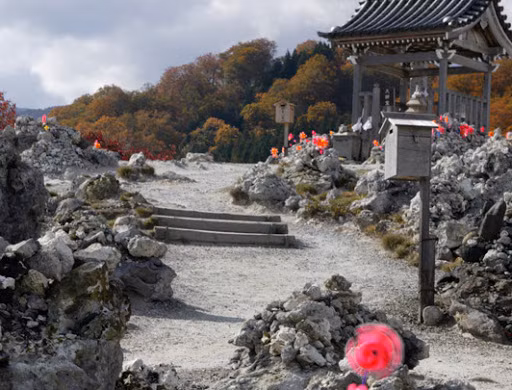 Để vượt qua sông truyền kiếp, linh hồn người quá cố có 3 cách. Nếu người chết lúc còn sống có một cuộc đời tốt đẹp thì có thể vượt qua sông bằng cách đi qua một cây cầu.