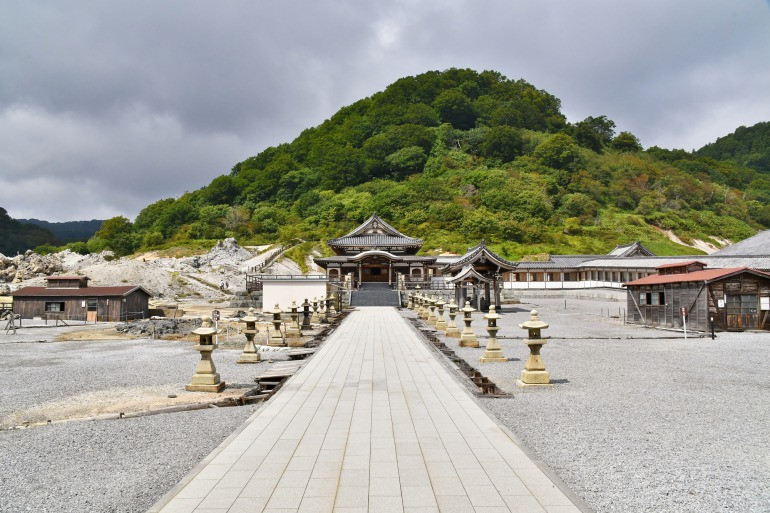 Osorezan hay còn được biết đến với tên gọi Osore là một ngọn núi thiêng của Nhật Bản. Hàng năm, nhiều người ghé thăm nơi này để tìm hiểu về những điều kỳ bí, linh thiêng.