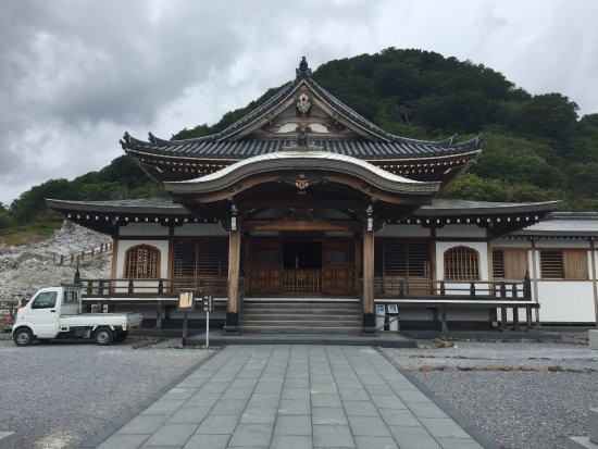 Nếu người chết có cuộc sống bình thường thì có thể lội qua sông. Trong trường hợp người quá cố lúc còn sống là người làm nhiều điều ác thì sẽ phải lội qua dòng sông có nhiều ác quỷ.