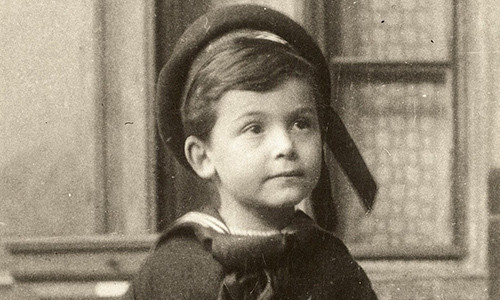 Với trí thông minh sẵn có cộng thêm sự giáo dục của bố mẹ, William có thể đọc The New York Times khi mới 18 tháng tuổi. Ông có thể tự viết được một bức thư từ chiếc máy đánh chữ bằng cả tiếng Anh và tiếng Pháp, tự học 8 ngôn ngữ. Đặc biệt, thiên tài có chỉ số IQ khoảng 250 - 300 phát minh ra một ngôn ngữ khác mà ông gọi là Vendergood.