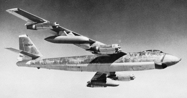 Trong tình huống nguy cấp, tổ bay quyết định thả 2 vũ khí hạt nhân xuống vùng sa mạc ở Bắc Carolina.