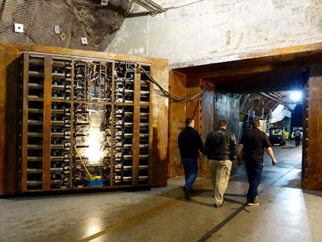 Bất cứ người nào muốn vào Khu phức hợp quân sự Núi Cheyenne đều phải đi qua 2 chốt kiểm tra an ninh. Để có thể đi vào bên trong, họ phải có giấy phép đặc biệt. Song song với đó, nhiều biện pháp an ninh nghiêm ngặt được triển khai để kịp thời phát hiện và bắt giữ những kẻ có ý định đột nhập.