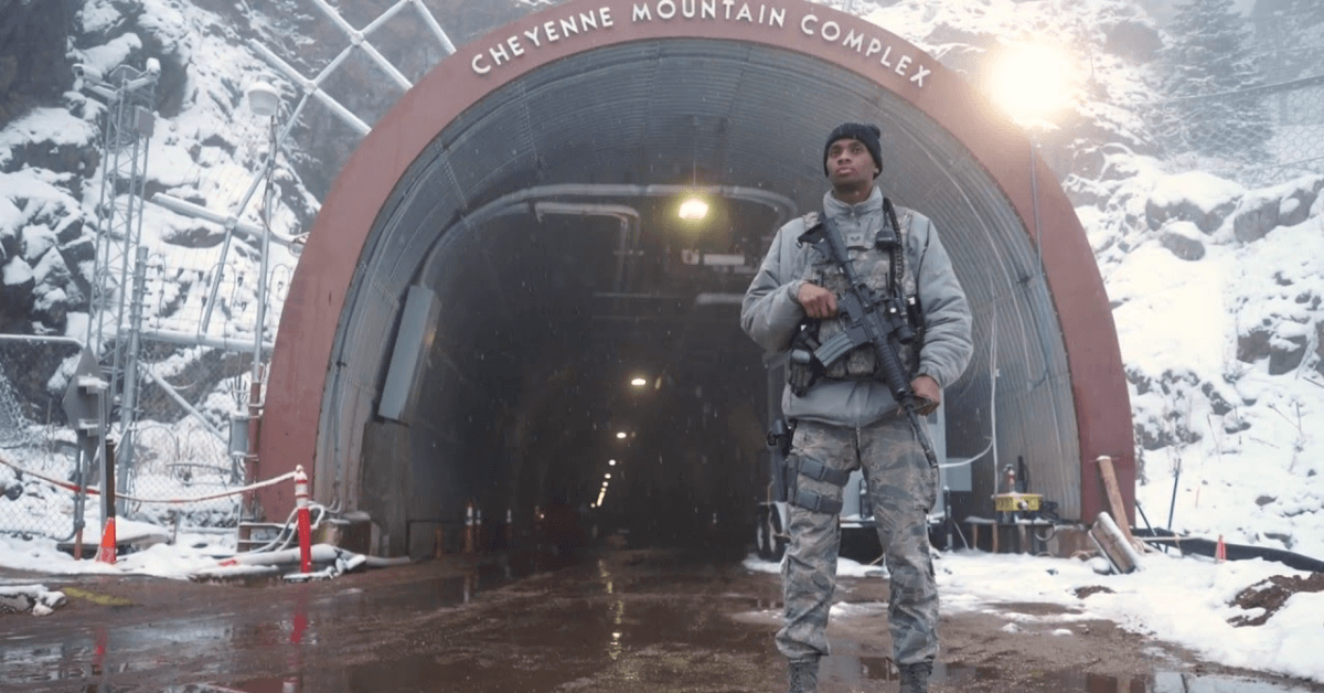 Khu phức hợp quân sự Núi Cheyenne gắn liền với một truyền thuyết của bộ tộc thổ dân Bắc Mỹ thời xưa.