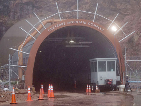 Nằm ở bang Colorado của Mỹ, Khu phức hợp quân sự Núi Cheyenne (Cheyenne Mountain Complex) là một căn cứ quân sự tối mật được bảo vệ nghiêm ngặt.