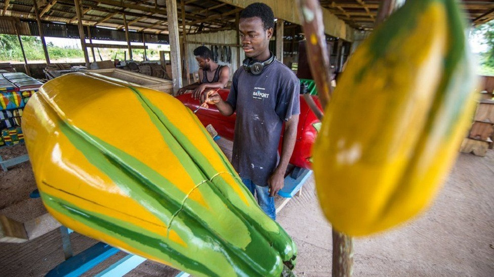 Thay vì những cỗ quan tài hình chữ nhật như truyền thống ở nhiều nước, những người thợ mộc ở Ghana sáng tạo ra những cỗ quan tài có hình máy bay, ô tô, cá, cua, chim, hình trái cây như cacao....