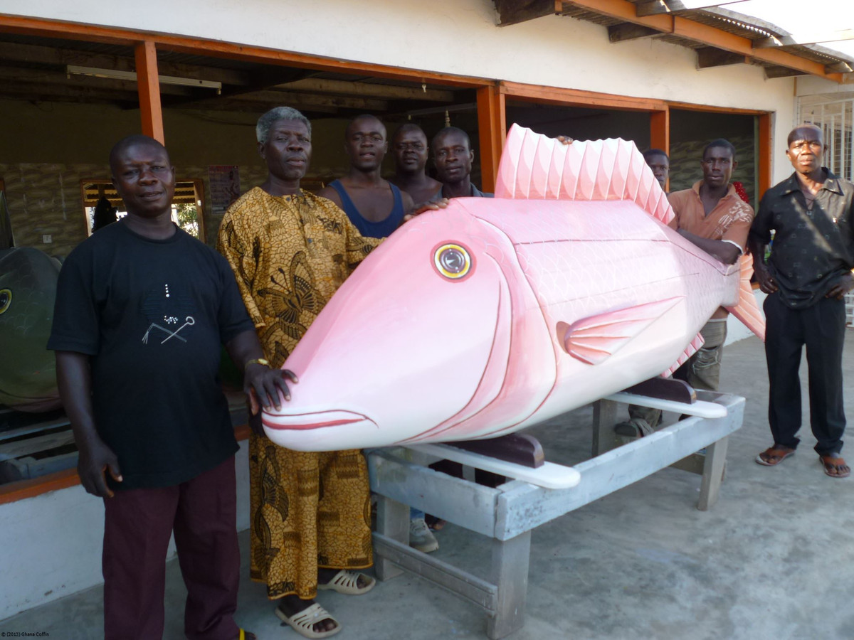 Vào năm 1989, nhiều mẫu quan tài đặc biệt như trên của người Ghana được trưng bày trong triển lãm ở Musee National Keyboard Moderne, Paris, Pháp.