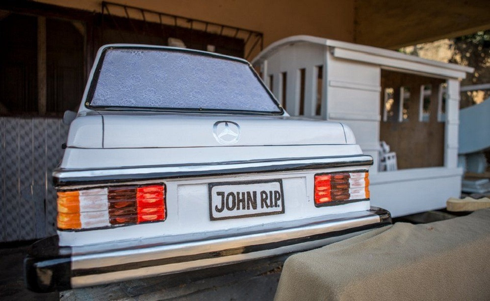 Cỗ quan tài dành cho người chết ở Ghana có nhiều hình thù, màu sắc khác nhau.