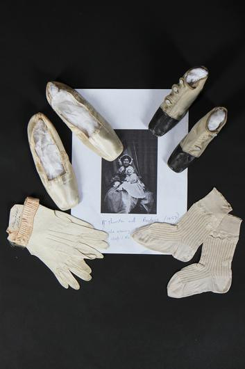 Theo dự kiến, bộ sưu tập những món đồ từng được Nữ hoàng Victoria và các con sử dụng sẽ được bán với giá 3.000 bảng Anh (gần 100 triệu đồng).