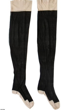 Hai đôi tất lụa thuộc sở hữu của Nữ hoàng Victoria cũng được đem bán. Mỗi đôi đều thiết kế có hình vương miện hoàng gia và chữ cái VR.