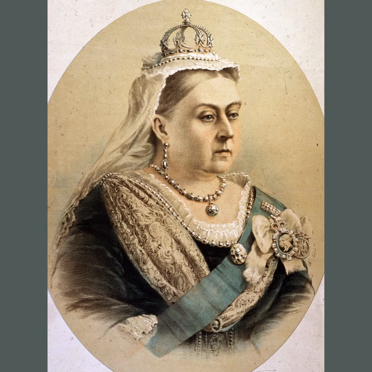 Trong số này có một đôi giày cao cổ bằng len màu xám và đen có dòng chữ "công chúa Alice" ở đế và một đôi giày thuộc về con đầu lòng của Nữ hoàng Victoria.