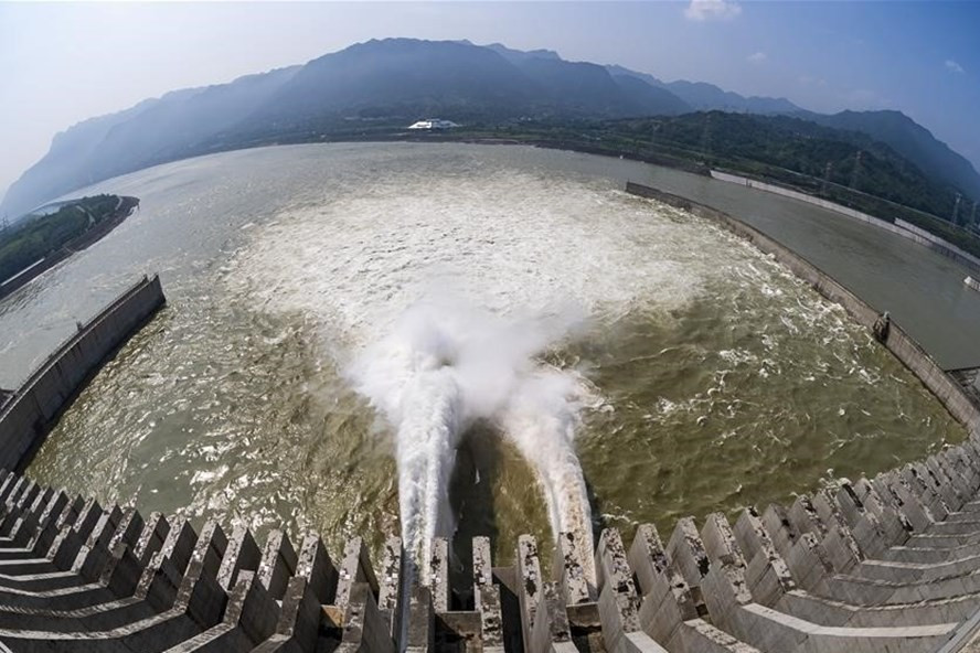 Đập thủy điện lớn nhất thế giới được làm từ bê tông và thép. Công trình khổng lồ này có chiều dài 2.355m. Đỉnh đập cao 185m trên mực nước biển. Khối lượng nước khổng lồ được tích trữ đầy tại đập Tam Hiệp có thể làm thay đổi chuyển động quay của Trái Đất.