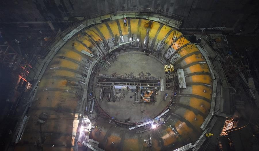 Đập Bạch Hạc Than hoàn thành sau 4 năm xây dựng. Để hoàn thành công trình này, các kiến trúc sư sử dụng 8 triệu m3 bê tông và kinh phí lên đến 170 tỉ nhân dân tệ (tương đương 26,1 tỉ USD).