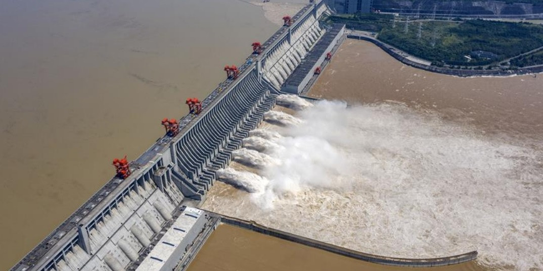 Trước khi vận hành đập Bạch Hạc Than, Trung Quốc nổi tiếng thế giới với đập Tam Hiệp - đập thủy điện lớn nhất thế giới. Được khởi công vào năm 1994, đập Tam Hiệp nằm trên sông Trường Giang hoàn thành và vận hành vào năm 2009.