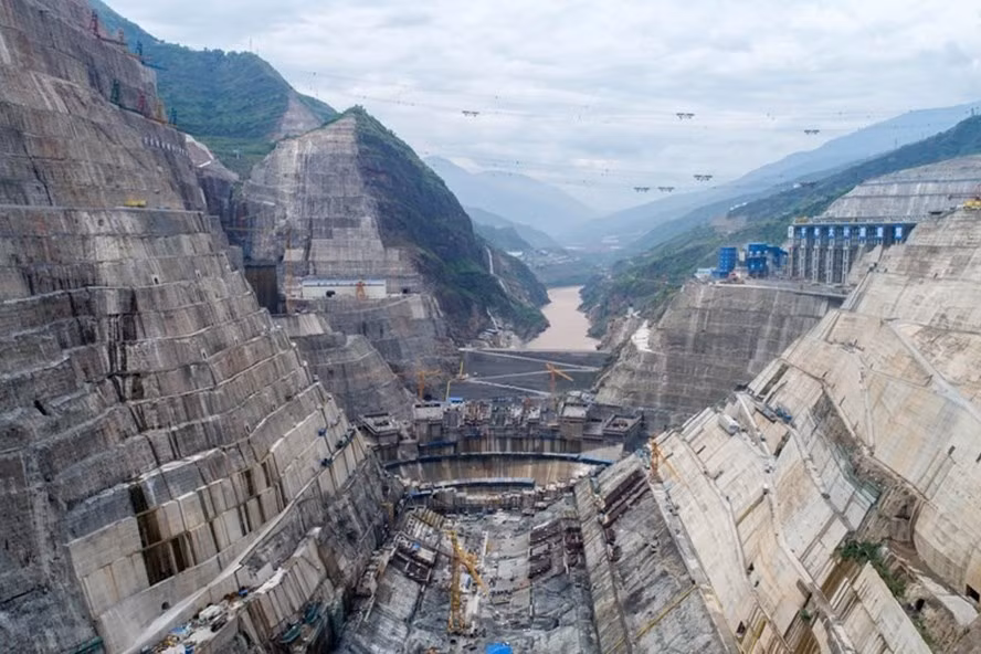 Được xây dựng trên sông Kim Sa, một nhánh của sông Dương Tử ở tỉnh Tứ Xuyên và Vân Nam, phía tây nam Trung Quốc, đập thủy điện Bạch Hạc Than có chiều rộng 72m ở chân đế và 13m ở đỉnh. Đây là một đập có thiết kế vòm cong cao 277m với độ cao đỉnh là 827m.