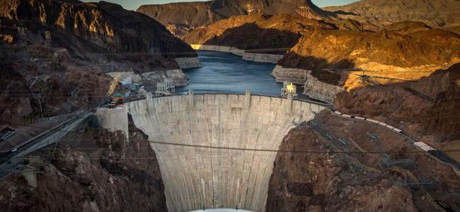 Bề dày của đập Hoover ở chỗ dày nhất là 200m. Chân của đập Hoover dày 200m và đỉnh đập kết hợp dùng làm đường giao thông rộng 15m. Để hoàn thành công trình này, các kiến trúc sư sử dụng 3,33 triệu m3 bê tông.