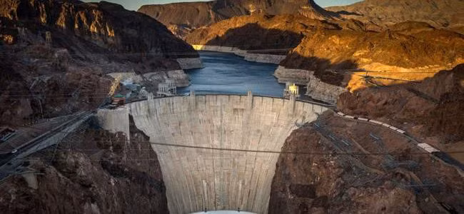 Bề dày của đập Hoover ở chỗ dày nhất là 200m. Chân của đập Hoover dày 200m và đỉnh đập kết hợp dùng làm đường giao thông rộng 15m. Để hoàn thành công trình này, các kiến trúc sư sử dụng 3,33 triệu m3 bê tông.