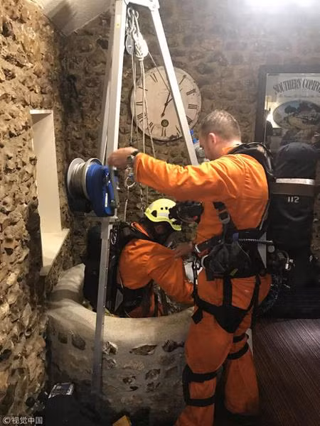 Năm 2018, một kho báu khủng được tìm thấy trong giếng cổ xây dựng từ thế kỷ 15 ở quận Sussex, Anh. Chiếc giếng này nằm trong khách sạn The Abergavenny Arms.