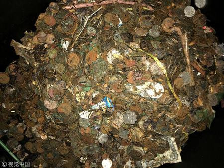 Vì vậy, các chuyên gia xuống giếng và tìm được 171 kg tiền xu và nhiều món đồ nữ trang, tổng trị giá khoảng 1.000 bảng Anh.