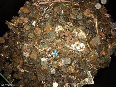 Vì vậy, các chuyên gia xuống giếng và tìm được 171 kg tiền xu và nhiều món đồ nữ trang, tổng trị giá khoảng 1.000 bảng Anh.