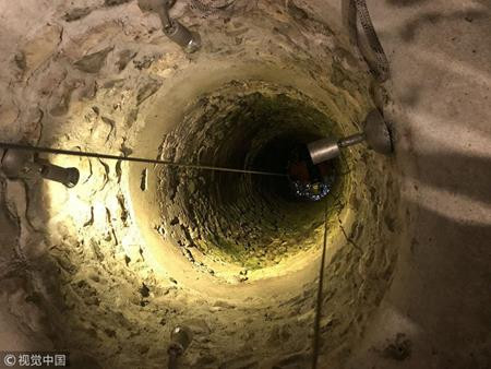 Do chiếc giếng từng là nơi người dân đến ước nguyện trong nhiều thế kỷ nên có nhiều tiền xu.