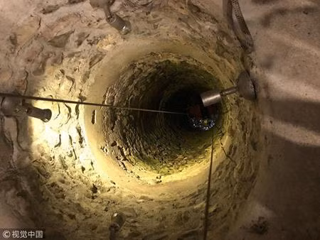 Do chiếc giếng từng là nơi người dân đến ước nguyện trong nhiều thế kỷ nên có nhiều tiền xu.