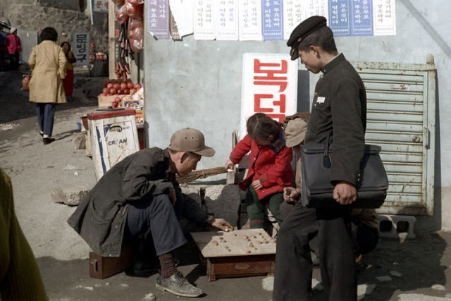 Một nhóm nam giới chơi cờ tại một góc phố nhỏ ở Seoul.