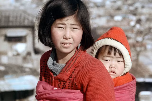 Hình ảnh chị địu em đi chơi khi bố mẹ bận bịu công việc.