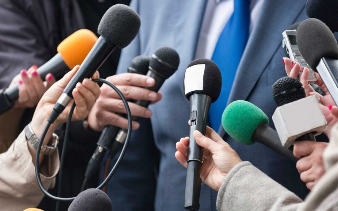 Nhờ những phóng viên, nhà báo lăn xả hết mình vì công việc cộng thêm những kỹ năng nghề nghiệp như quay phim, chụp ảnh, công chúng có thể theo dõi và nắm bắt kịp thời những thông tin quan trọng xảy ra ở các nước được cập nhật 24/7.