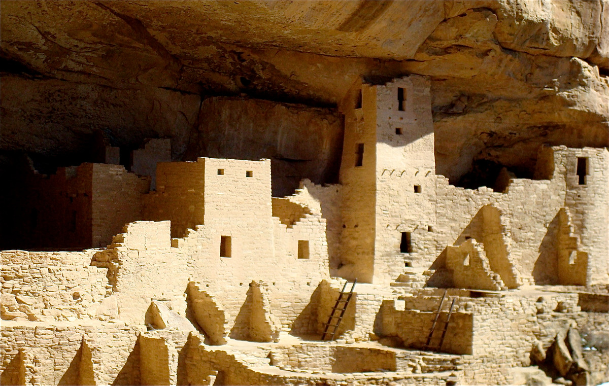 Theo các chuyên gia, cung điện trong vách đá nổi tiếng giới khảo cổ này do người bản xứ Ancestral Pueblo xây dựng.