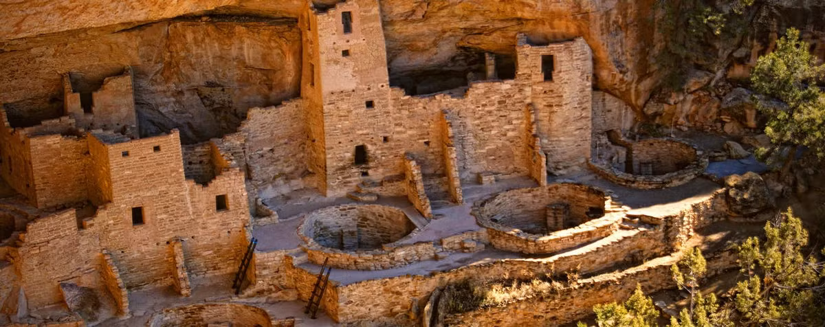 Nhờ loại vữa này cùng những khối đá lớn và rắn chắc, cung điện trong vách đá tồn tại đến ngày nay.