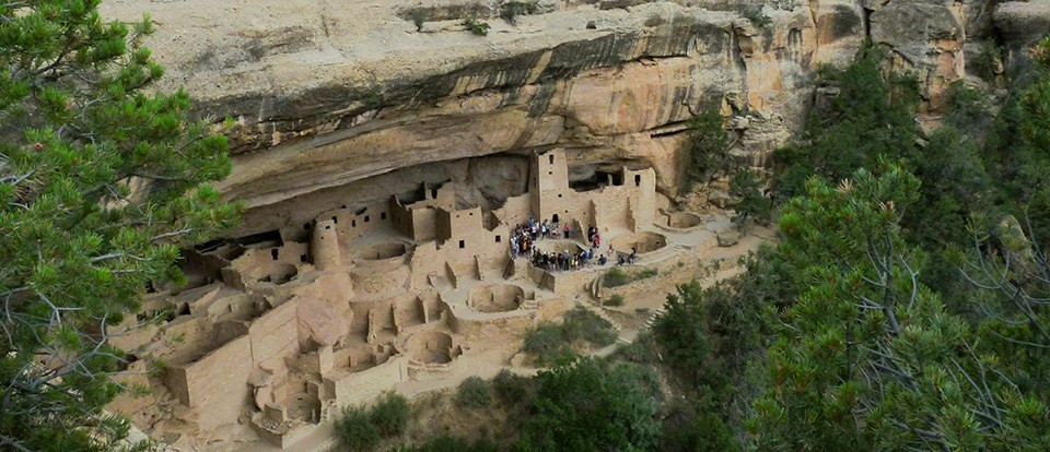 Vườn quốc gia Mesa Verde ở bang Colorado, Mỹ là nơi tồn tại một cung điện độc đáo xây dựng trong vách đá.