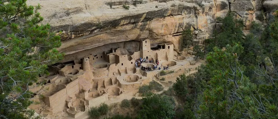 Vườn quốc gia Mesa Verde ở bang Colorado, Mỹ là nơi tồn tại một cung điện độc đáo xây dựng trong vách đá.