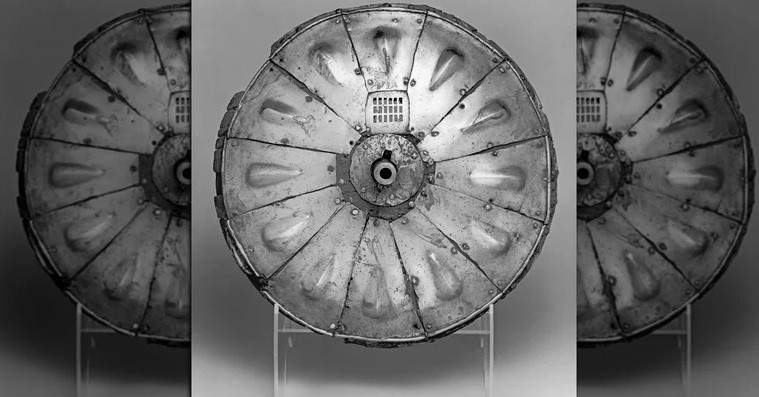 Đúng như tên gọi, vũ khí độc lạ này là một chiếc khiên cỡ lớn và trang bị một khẩu súng ở giữa.