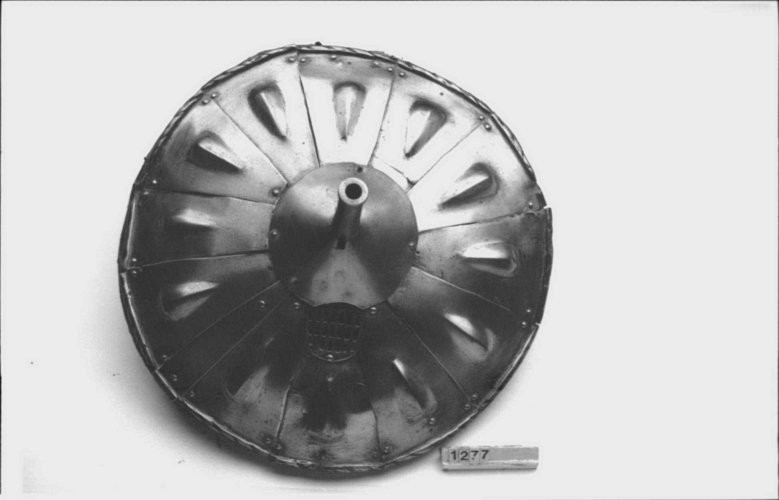 Với thiết kế đặc biệt như vậy, khiên súng vừa được sử dụng trong phòng thủ vừa trong tấn công. Tuy nhiên, vũ khí này không được sử dụng rộng rãi nên ít người biết thời điểm chính xác nó được chế tạo cũng như ai là người sáng chế.