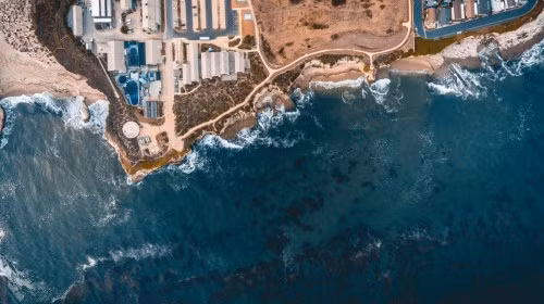 Hòn đảo đông dân nhất thế giới có kích thước bằng 2 lần sân bóng đá là Santa Cruz del Islote thuộc Quần đảo San Bernardo. Theo ước tính, nơi đây có khoảng 155 ngôi nhà với dân số khoảng 500 người.