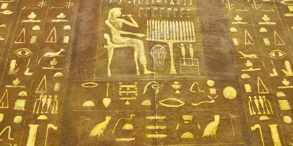 Nền văn minh Ai Cập cổ đại theo tín ngưỡng đa thần. Số lượng các vị thần mà người Ai Cập tôn sùng và thờ cúng lên tới hơn 2.000 người.