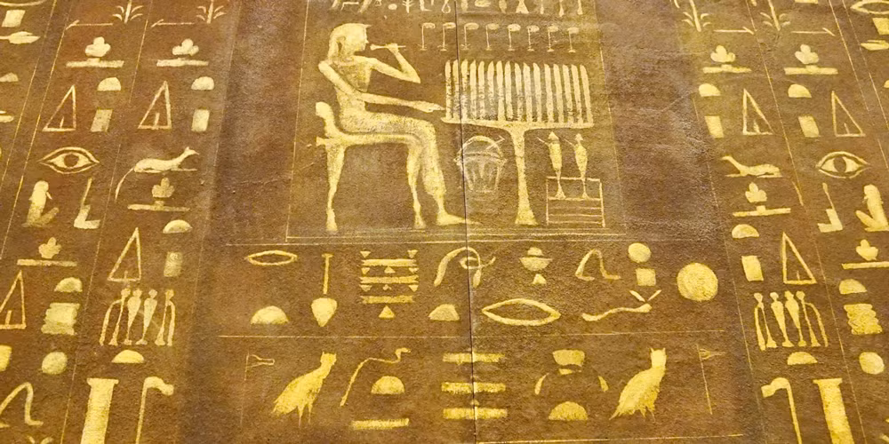 Nền văn minh Ai Cập cổ đại theo tín ngưỡng đa thần. Số lượng các vị thần mà người Ai Cập tôn sùng và thờ cúng lên tới hơn 2.000 người.